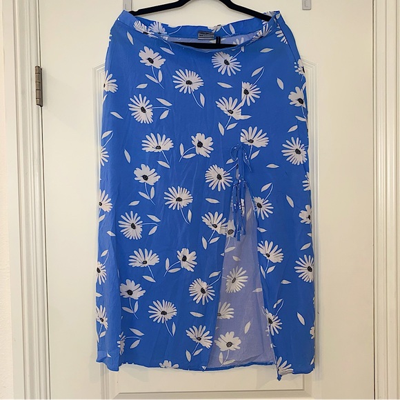 ASOS Design Blue Daisy Bow Detail Thigh High Side Slit Midi Skirt - Picture 2 of 3